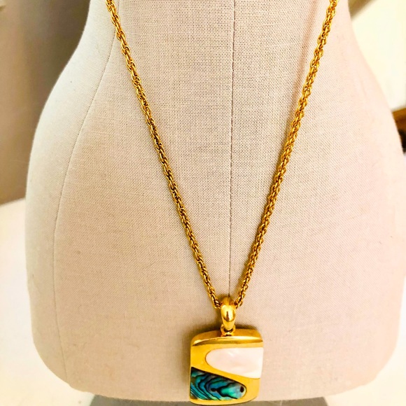 Vintage Abalone Pendant & Mother of Pearl Earrings - Picture 3 of 14